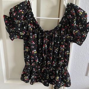 BLACK FLOWER RUFFLE TOP